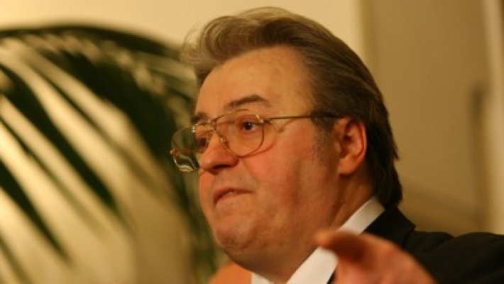 Corneliu Vadim Tudor contestă la tribunal excluderea sa din PRM